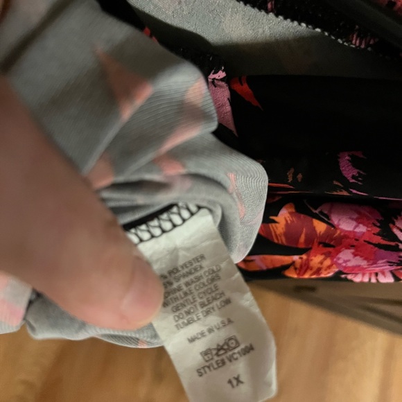 Beautiful flowered top. 1xl - Picture 3 of 3